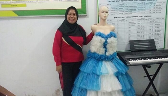 Kepsek Bangga, Siswa SMP 1 Labuhan Deli Buat Baju Dari Plastik Bekas