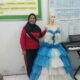 KEPSEK SMP 1 Labuhan Deli Risna Wahyuni memperlihatkan desain baju yang berbahan utama plastik bekas, hasil kreasi para siswa. Waspada/Ist