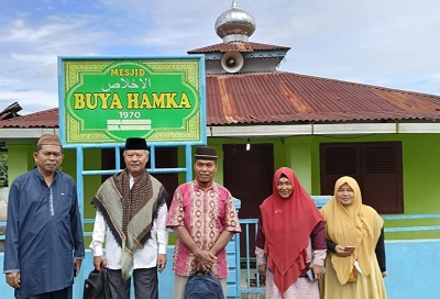TIM Sukarelawan Khatib Kota Medan diketuai Ir. H. Tarmuzi Harahap dan guru mengaji berfoto di depan Masjid Al Ikhlas Buya Hamka. Waspada/ist