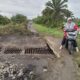 SEORANG warga tampak hati-hati ketika berkendara di ruas jalan menuju jembatan Aras Kabu, Kecamatan Beringin, Kabupaten Deli Serdang, pekan lalu. Waspada/Partono Budy