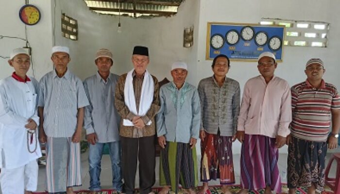 Dr.HM Nurdin Amin Khatib Jumat Di Masjid Al Huda Talun Kenas