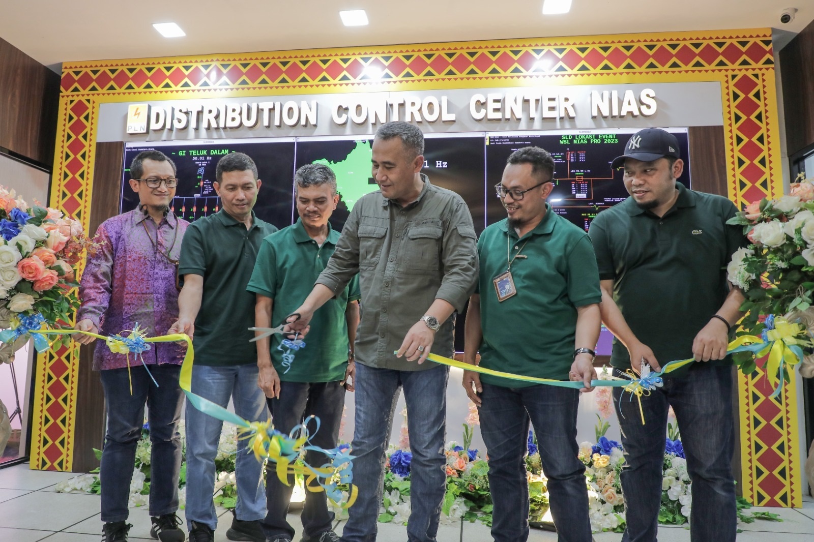 Executive Vice President Operasi Distribusi Sumatera Kalimantan PT PLN (Persero) Kantor Pusat, Agung Nugraha (tengah) secara simbolis melakukan pemotongan pita peresmian DCC di Kepulauan Nias, Kamis (7/9).