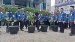 Kepala BPS Sumut, Nurul Hasanudin saat melakukan penanaman pohon usai menggelar Apel Hari Statistik Nasional 2023, di halaman Kantor BPS Sumut, Selasa (26/9/2023).