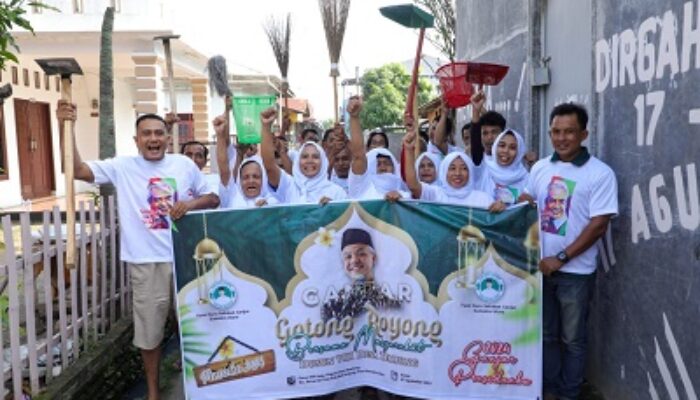 Perkuat Budaya Gotong Royong, Tuan Guru Sahabat Ganjar Bersihkan Desa
