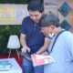Petugas PLN sedang menjelaskan kepada pelanggan cara mendapatkan voucher tambah daya listrik melalui aplikasi PLN Mobile saat event Medan Independence Day Festival 2023.