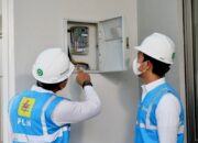 Ilustrasi petugas PLN melakukan penambahan daya pada instalasi listrik pelanggan.