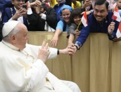 Hendrik Sitompul Audiensi Ke Paus Franciskus di Vatikan, Membawa Bendera Merah Putih