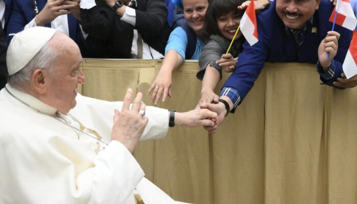 Hendrik Sitompul Audiensi Ke Paus Franciskus di Vatikan, Membawa Bendera Merah Putih