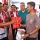 Executive General Manager Pertamina Patra Niaga Regional Sumatera Bagian Utara (Sumbagut) Freddy Anwar secara langsung menyerahkan hadiah smartphone kepada pelanggan setia pengguna produk Pertamina yakni Pertamax, di SPBU 14.201.1166 Singapore Station, Jalan H Adam Malik, Medan, Senin (4/9).