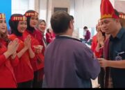 Peringati Hari Pelanggan Nasional, BRI Medan Putri Hijau Sambut Nasabah Kenakan Asesoris Khas Batak