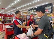 Meriahkan Peringatan Harpelnas, Kepala Cabang Alfamidi Layani Pelanggan Di Toko