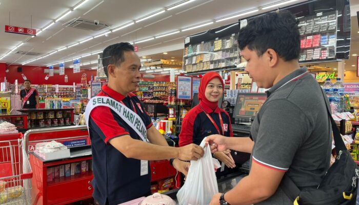 Meriahkan Peringatan Harpelnas, Kepala Cabang Alfamidi Layani Pelanggan Di Toko