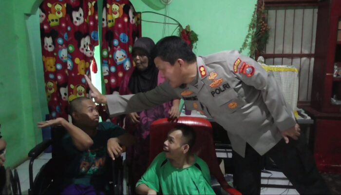 Kapolres Simalungun Berbagi Kasih Dengan Keluarga Penderita Lumpuh Layu