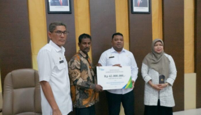 Aceh Besar Serahkan Santunan Jaminan Kematian Bagi Aparatur Gampong
