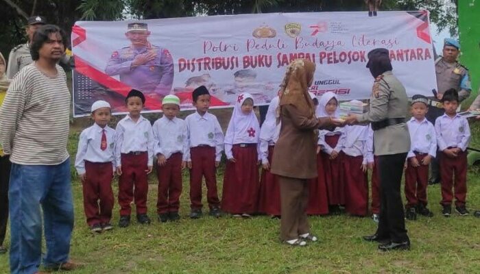 Polsek Siantar Barat Distribusikan Buku Di MIS Al-Azhar