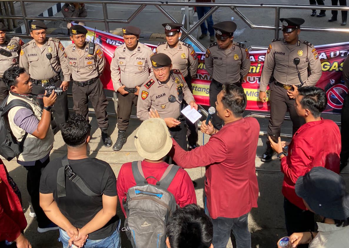 Puluhan massa dari Dewan Pimpinan Daerah Ikatan Mahasiswa Muhammadiyah Provinsi Sumatera Utara (DPD IMM Sumut) menggelar aksi di kantor PT Pertamina Regional I Sumatera Bagian Utara pada Jumat (8/9/2023). Waspada/ist