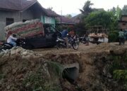 Pikap Terperosok Di “Lubang Maut”