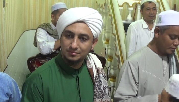 Habib Hayqal Dan Ribuan Jemaah “Madina Bersholawat”