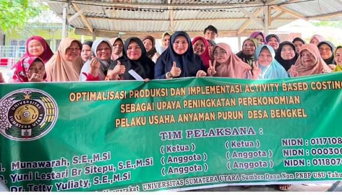 Tim Abdimas FEB USU Ajarkan Optimalisasi Produk Pelaku Usaha Anyaman Di Desa Bengkel