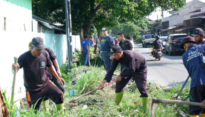 Bersihkan Lingkungan, Gotong Royong Juga Suburkan Rasa Kebersamaan