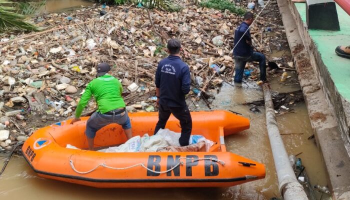 Drainase Kota Lhokseumawe Dipenuhi Sampah Plastik