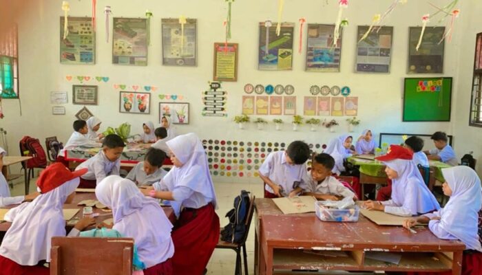 Kardus Bekas Dongkrak Kreatifitas Siswa UPTD SDN 014701 Pasar Lembu