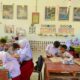 Siswa kelas 5 UPTD SDN 014701 Pasar Lembu, Kabupaten Asahan terlihat aktif dalam membuat kreatifitas media pembelajaran yang terbuat dari kardus bekas di sekolah.