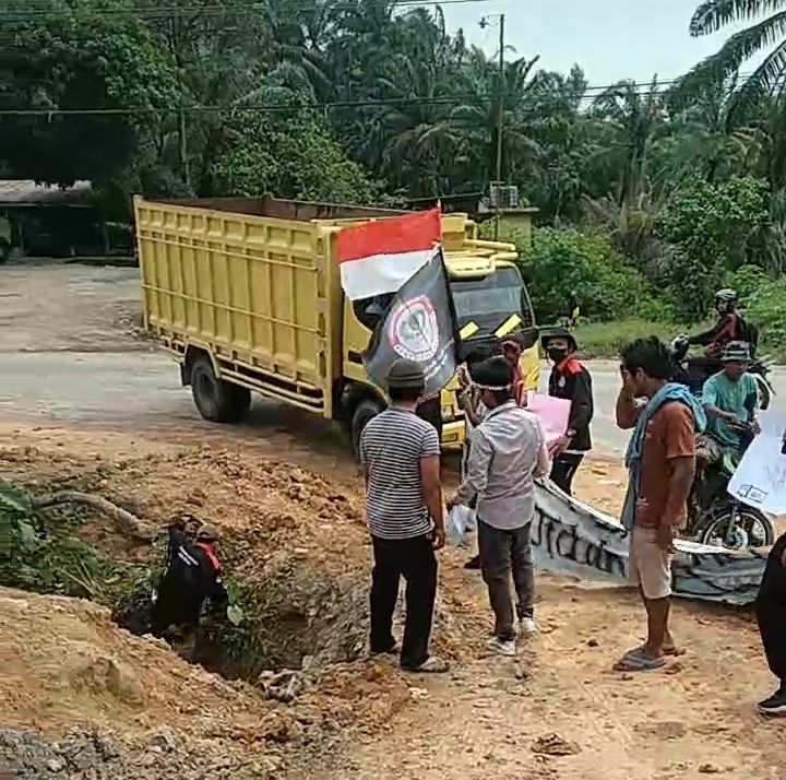 Lakukan Aksi Damai, Massa BPM Didorong Hingga Masuk Parit