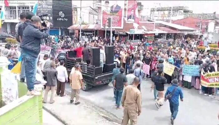 Ratusan Masyarakat Aceh Barat Demo DPRK 