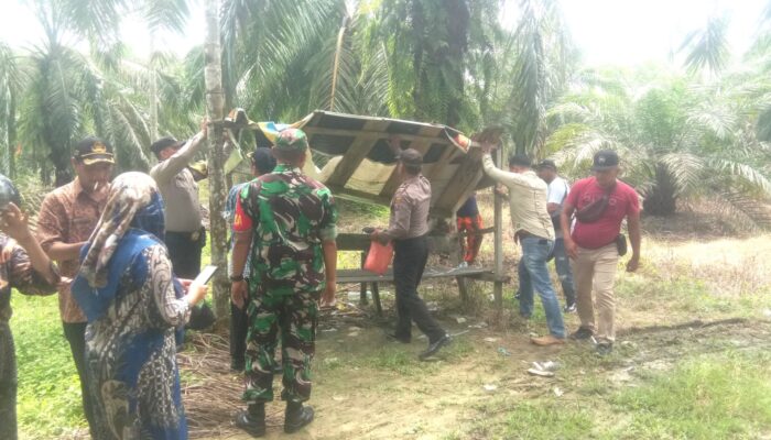 Forkopimcam Besitang Robohkan Tempat Mangkal Pengguna Narkoba
