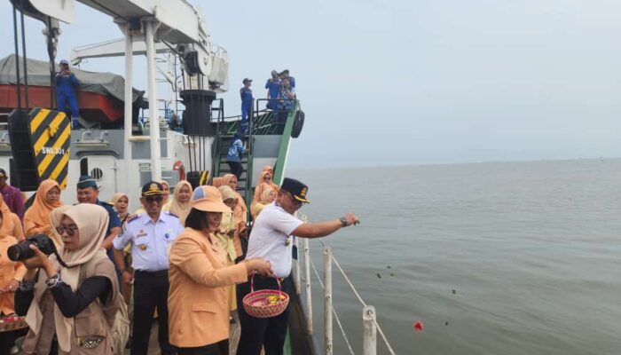 Sambut HARHUBNAS, Kadishub Sumut Pimpin Tabur Bunga Di Perairan Belawan
