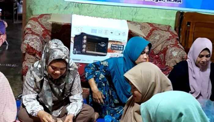 Dosen UM-Tapsel Edukasi Warga Sitaratoit Buat Teh Kecombrang