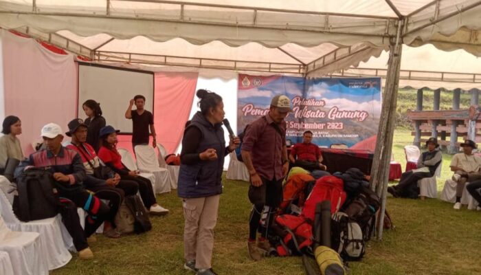 Disbudpar Samosir Latih Pemandu Wisata Gunung
