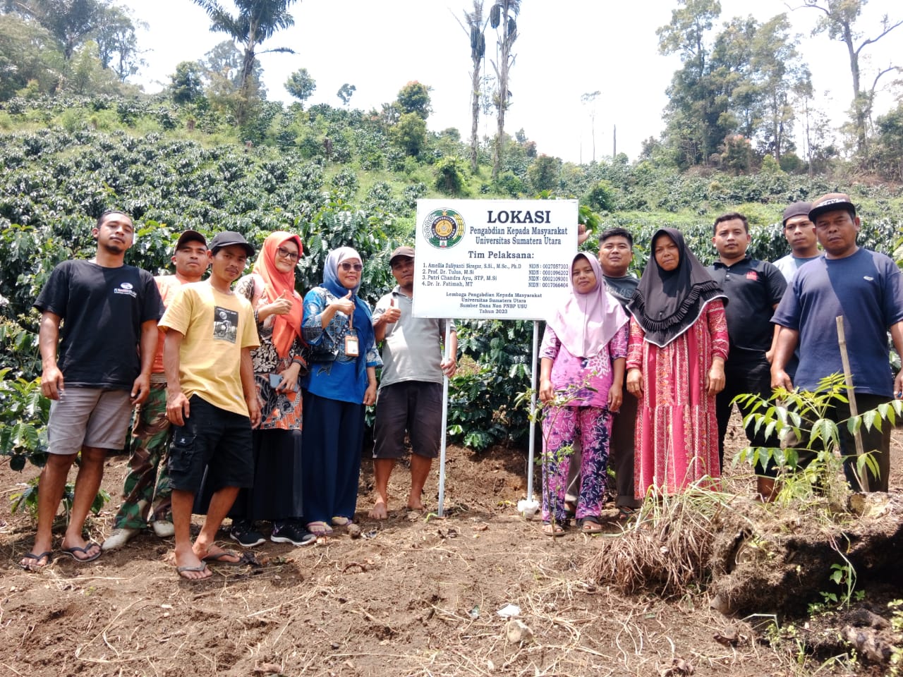 Tim Pengabdian Mono Tahun Marsipature Hutanabe, koordinator ibu Ameilia Zuliyanti Siregar, M.Sc, Ph.D berfoto bersama saat melakukan kegiatan sosialisasi, pelatihan budidaya dan PHT kopi tepat guna, dan memberikan sumbangan infrastruktur  dalam mendukung budidaya, teknologi dan produktivitas kopi Arabika di Sorik Merapi, Madina. Waspada/ist