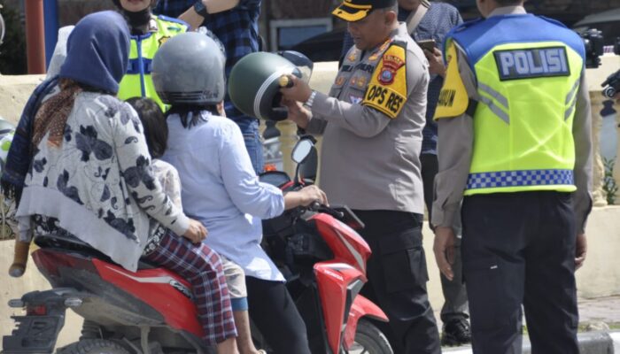 Polres Humbahas Bagikan Helm Gratis