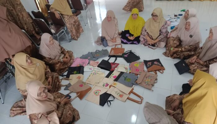 Pengurus TP PKK Kota Jantho Pengenalan Seni Lukis