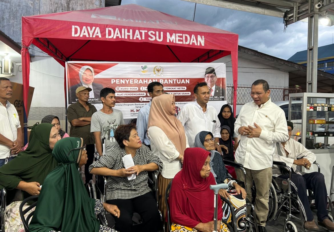 HM Husni Salurkan Bantuan Kemensos Untuk Penyandang Disabilitas