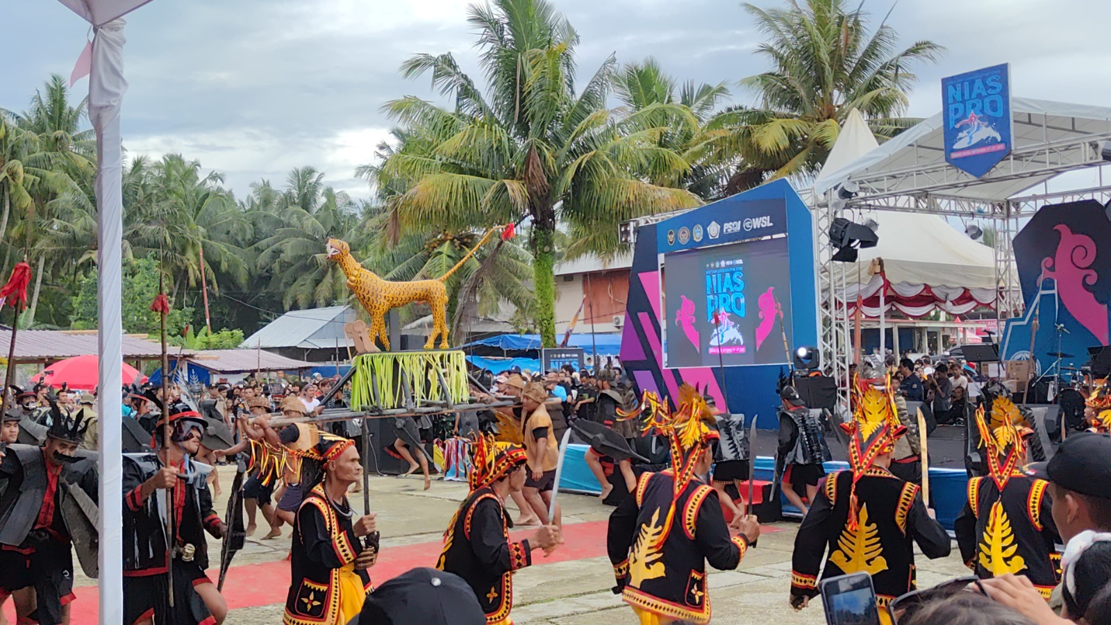 Penutupan kejuaraan WSL Nias Pro 2023 dimeriahkan dengan pertunjukan sanggar budaya Famadaya Harimao dari Desa Hilisimaetano, Kecamatan Maniamolo, Kabupaten Nias Selatan, dan disaksikan serbuan pengunjung.
