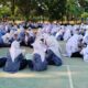 PARA siswa MTs.N 2 Asahan saat mengikuti kegiatan Membaca Senyap di halaman sekolah.