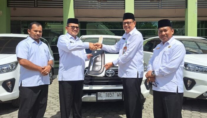 Kakanwil Kemenag Aceh Serahkan Tiga Unit Mobil Dinas