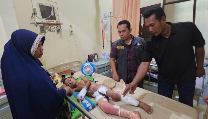 Ketua HIPMI Palas Jenguk Dan Bantu Korban Luka Bakar Di RS
