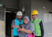 Dari kiri ke kanan, Staf seksi Transaksi Energi PLN ULP Helvetia, Kamsia Arianto Simanjuntak, pelanggan PLN ULP Helvetia, Esterlina Sinaga dan petugas penggantian smart meter AMI sedang memberikan edukasi cara melakukan monitoring pemakaian melalui aplikasi PLN Mobile.