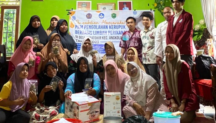Tim Pengabdian UMTS Edukasi Warga Simatohir Buat Kerupuk Tulang Ikan