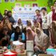 Tim Pengabdian UMTS Edukasi Warga Simatohir Buat Kerupuk Tulang Ikan