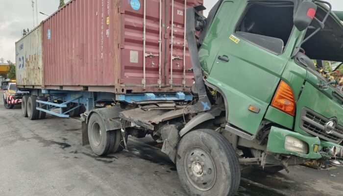Laka Tunggal, Truk Tabrak Pembatas Jalan Tol Di Tanjungmorawa