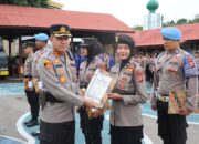 Kapolres Sabang Serahkan Penghargaan Anggota Juara Karate