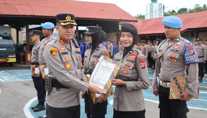 Kapolres Sabang Serahkan Penghargaan Anggota Juara Karate