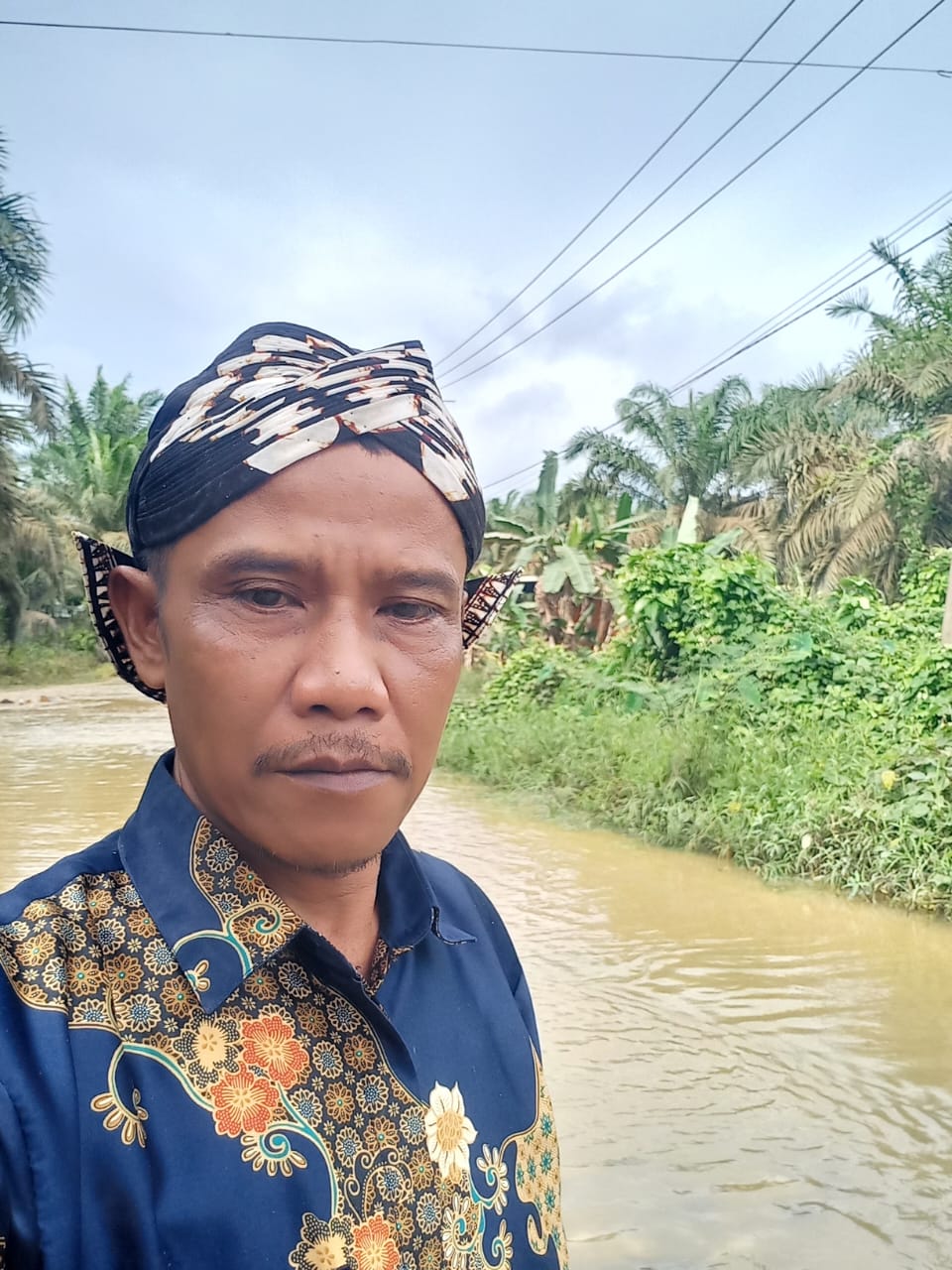 Camat Sinunukan Dua Malam Di Lokasi Banjir