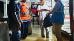 Manager PLN ULP Natal, Muhammad Faiz menyalurkan bantuan sembako ke masyarakat terdampak cuaca ekstrem di Kabupaten Mandailing Natal, Sumatera Utara, Sabtu (23/9).