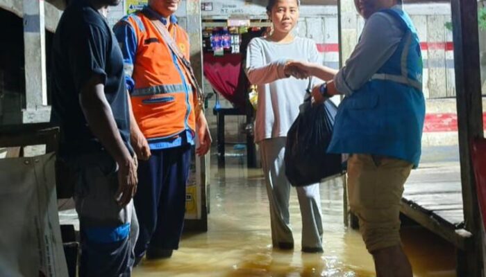 PLN Peduli Salurkan Bantuan Sembako Untuk Korban Cuaca Ekstrem Di Madina